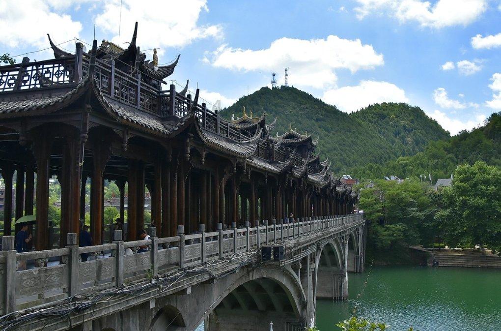东风岚图与华为签署战略合作协议