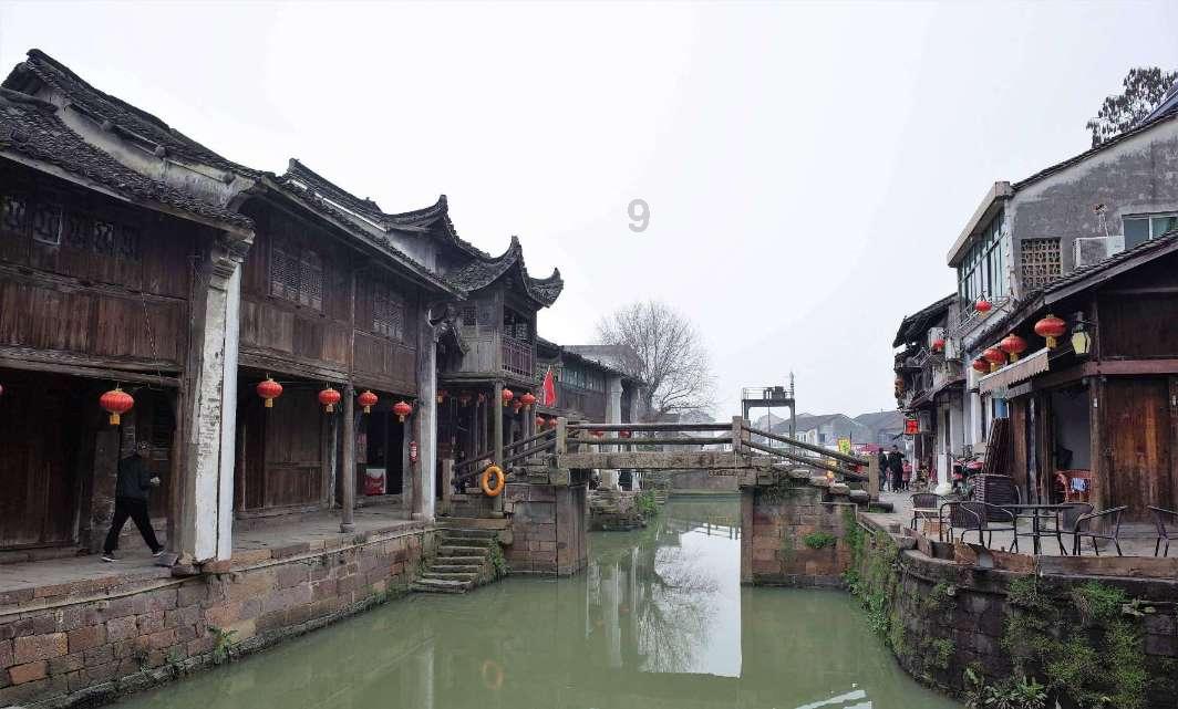 越南男子与情人开房被妻子带人抓现行，男子是如何对妻子解释的？